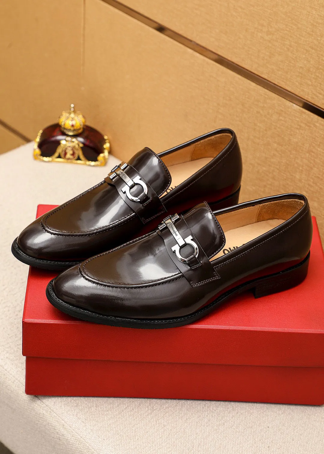 Men's shoes 💰460 💐 Product trademark: Ferragamo "Ferragamo" casual leather shoes Regular size: 39-44 (38.45.46🉑️Customized) Product materials: Selected imported open-edge beaded cowhide leather upper + classic hardware buckle, imported water-dyed cowhide leather lining. Strong three-dimensional visual effect, combined outsole Color: 2⃣️colors available